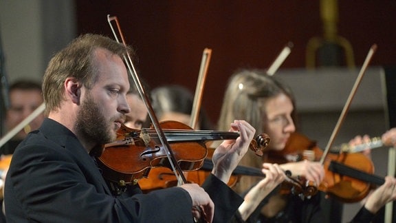 Hartmut Schill beim Violinespiel im Orchester