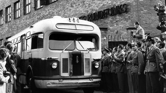 Beobachtet von Presse, westberliner Bürgern und Polizei verlässt am 05.07.1956 der Bus mit der letzten sowjetischen Wachmannschaft das Haus des Rundfunks in Berlin.