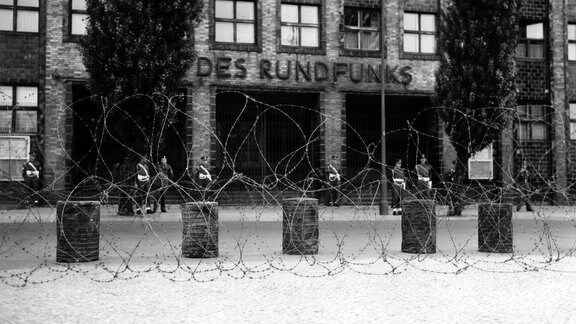 Britische Militärpolizisten bewachen am 03.06.1952 die Absperrungen und patrouillieren vor dem Haupteingang des Haus des Rundfunks in Berlin.