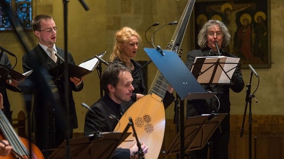 Johann Rosenmüller Ensemble, mehrere Musiker vor Notenständern mit verschiedneen Instrumenten in einer Kirche