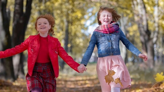 Zwei Kinder im Herbstwald.