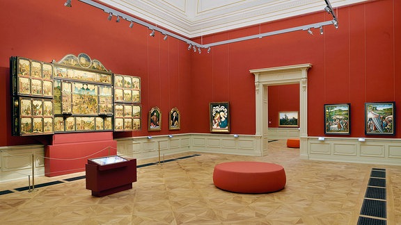 Herzogliches Museum Gotha, Gemäldegalerie, Altdeutscher Saal mit dem Tafelaltar und Liebespaar.