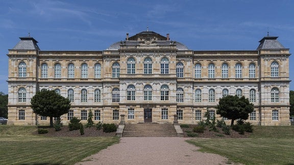 Herzogliches Museum Gotha, Blick auf das herrschaftliche Gebäude, davor ein Park.