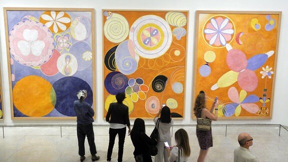 Gemälde in einer Ausstellung von der schwedischen Malerin Hilma af Klint