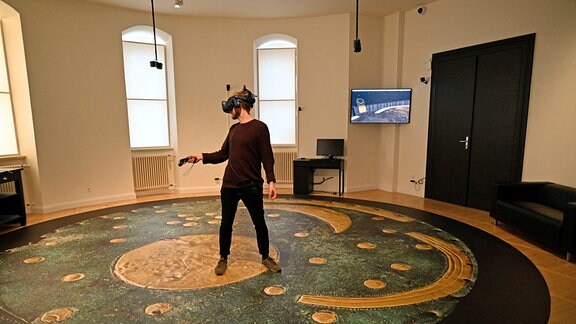 Ein Besucher am virtuellen Fundort der Himmelsscheibe von Nebra 