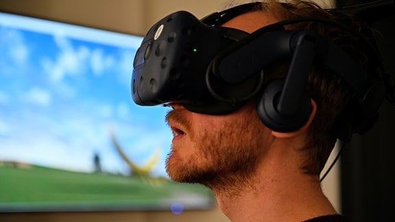 Ein Besucher der VR-Kunstinstallation "Die Welt der Himmelsscheibe von Nebra - eine virtuelle Reise"