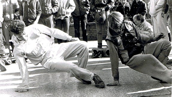 Ein Schwarz-Weiß-Foto: Breakdance-Formation tanz in der DDR vor dem sowjetischem Ehrendenkmal in Stralsund 1986