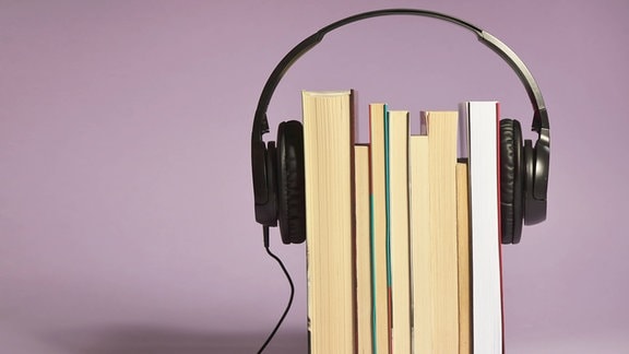 Kopfhörer auf Büchern