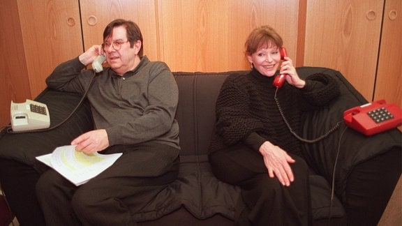 Angelica Domröse(re) und Gerd Baltus bei Aufnahmen zum Hörspiel "Am Sexophon: Esmeralda"