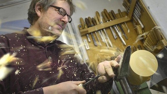 Ein Holzspielzeugmachermeister an der Drechselbank