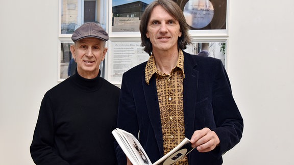 Das Künstler-Duo Horst Hoheise (l.) und Andreas Knitz (r.) ist für "Erkundungsbohrungen" mit dem Botho-Graef-Kunstpreis am 19.01.2019 in Jena ausgezeichnet worden