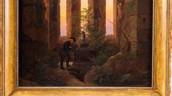 Gemälde von inneren einer Kirchenruine: eine Rundmauer mit hohen, schmalen Fensterbögen. Im Halbdunkel in der Mitte steht ein Mann an einem Hochgrab.
