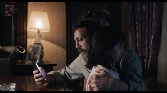 Zafer (Ahmet Varli) mit seiner Tochter Melek (Cagla Yurga) in einer Szene des Films "Im toten Winkel"