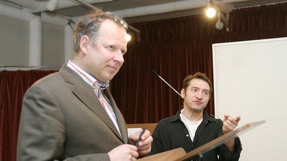 Axel Milberg (als Mr.  Phileas Fogg, links) und Boris Aljinovic (als Passepartout)