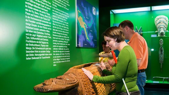 Führung mit Gebärdensprachdolmetscher sowie für Blinde und Sehbehinderte im Grassimuseum Leipzig