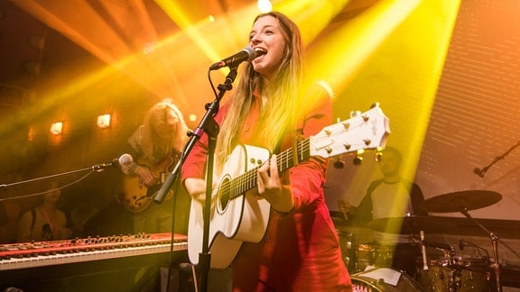 Jade Bird singend mit Gitarre auf der Bühne des SXSW Festivals