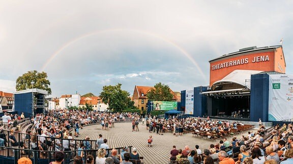 Ein Regenbogen über dem Theatervorplatz Jena