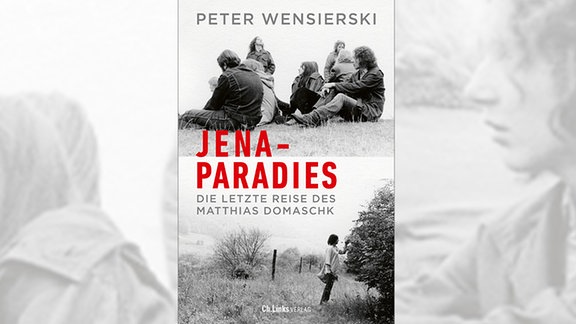 Cover des Sachbuchs "Jena-Paradies" von Peter Wensierski: zwei Fotos in schwarz-weiß: das obere zeigt eine Gruppe Jugendlicher, die auf einer Wiese sitzen, das untere eine Person, die einen Baum betrachtet
