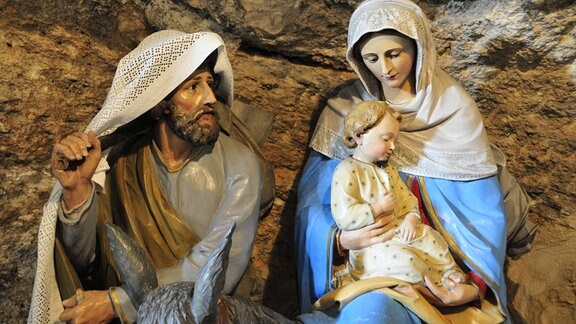 Joseph und Maria mit dem Jesuskind in einer Krippe