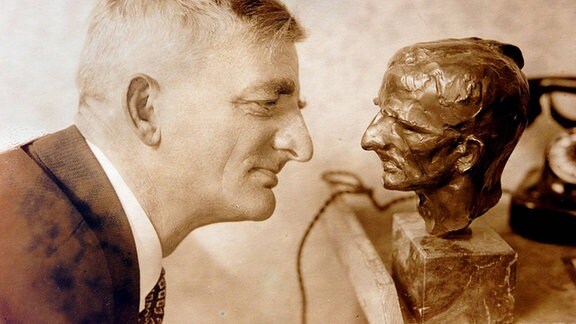 Joachim Ringelnatz mit Skulptur (ca. 1925)