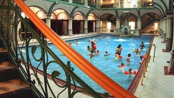 Ein Schwimmbad, das im Jugendstil gestaltet wurde.