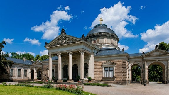 Friedhofskapelle des Johannisfriedhof Dresden: Eine mächtige Kuppel thront unter einem blauen Himmel