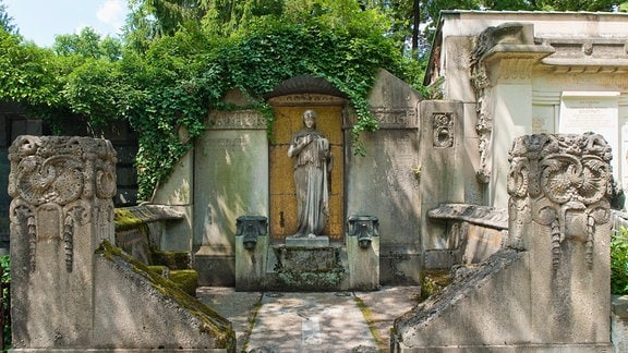 Imposante Grabstelle auf dem Johannisfriedhof Dresden mit verzierten Steinen und einer Frauenskulptur