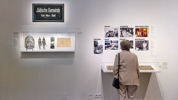 Blick in die Ausstellung des Jüdischen Museums Berlin "Ein anderes Land. Jüdisch in der DDR" 