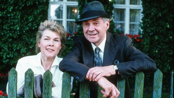 Jutta Wachowiak und Harald Juhnke 06/95 an einem Gartenzaun.