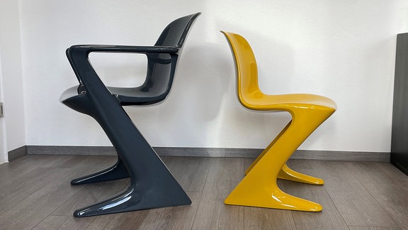 Zwei Plastikstühle (ein Känguruh-Stuhl und ein Z-Stuhl) in Anthrzit und Gelb