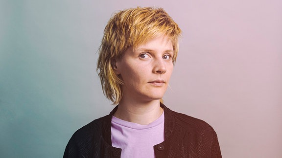 Porträt einer jungen Frau mit kurzen blonden Haaren: Wencke Wollny