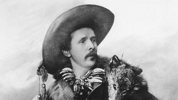Karl May als Old Shatterhand verkleidet auf einem Foto aus dem Jahr 1896.