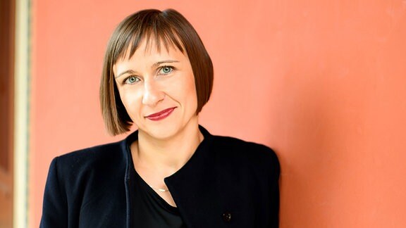 Katja Schönherr  ich würde gerne das anhängende Bild ins System einpflegen lassen:  Bildrechte: Suzanne Schwiertz  Darüber hinaus würde ich mich sehr über eine Collage freuen, bei der die Autorin neben einen anderen Autoren gestellt wird. Das Bild dazu ist unter folgender ID zu finden:  matthias-senkel-108  Beste Grüße  Simon Bernard