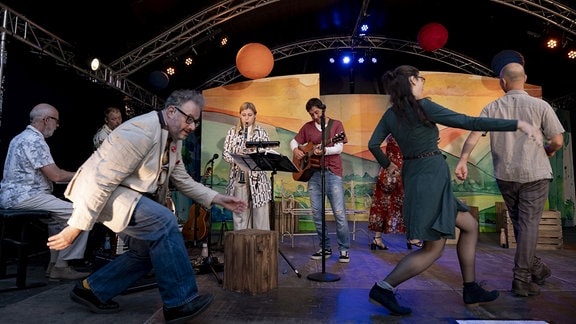 Das Ensemble des Theaters Rudolstadt während des deutschen Volksliederabends "Kein schöner Land"