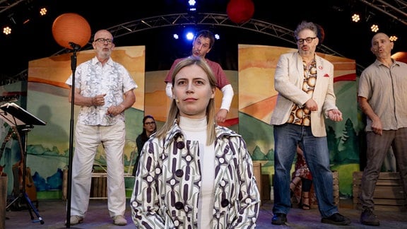 Schauspieler singen - eine Szene aus "Kein schöner Land - ein deutscher Volksliederabend" am Theater Rudolstadt