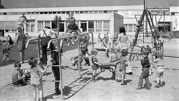 Historische Fotografie von 1973: Kinder in einem Kindergarten in der DDR 