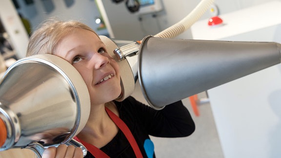 Die achtjährige Sonja spielt im neu konzipierten Kindermuseum Dresden am Hörexperimente-Stand. 