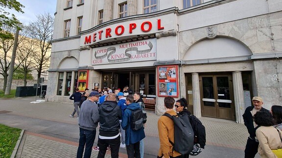 Menschen vor dem Kino Metropol in Chemnitz