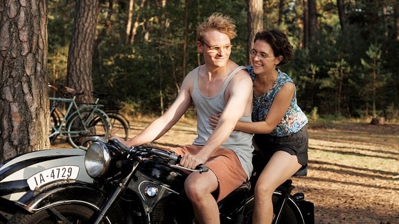 Ein unbeschwerter Moment im Sommer: Hans (Johannes Hegemann) und Hilde (Liv Lisa Fries) auf dem Motorrad.
