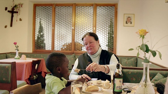 Eine Szene des Kinofilms "Cafe Waldluft" 