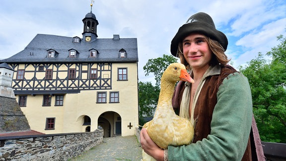 Bei Dreharbeiten für das Märchen «Die goldene Gans» der Gebrüder Grimm am 31.07.2013 auf Schloss Burgk (Thüringen) steht Jeremy Mockridge mit der Gans Agate vor der Kamera.