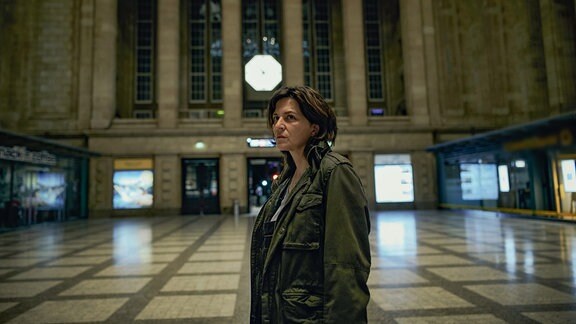 Martina Gedeck verloren im Leipziger Hauptbahnhof in einer Szene von Die stillen Trabanten.