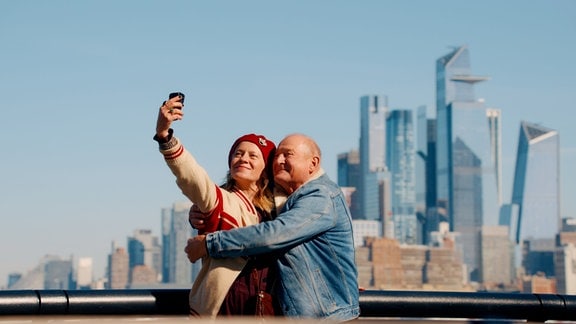 Caroline Peters in ihrer Rolle als Greta und Burghart Klaußner als Alexander in Die Unschärferelation der Liebe.