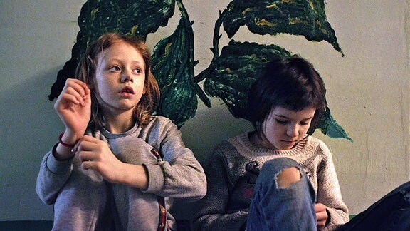 Filmszene - zwei kleine Mädchen