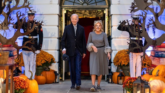 Präsident Joe Biden und Ehefrau Jill vor dem Weißen Haus mit Halloweendeko. 