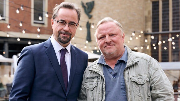 Die Hauptdarsteller Jan Josef Liefers (l) als Rechtsmediziner Karl-Friedrich Boerne und Axel Prahl als Kommissar Frank Thiel stehen Set vom "Tatort Münster". 