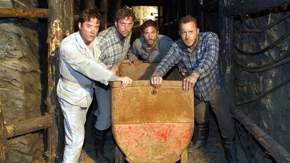 Die Schauspieler (l-r) Jan Josef Liefers, Christian Kahrman, Benjamin Sadler und Heino Ferch spielen Bergleute im Film "Das Wunder von Lengede".