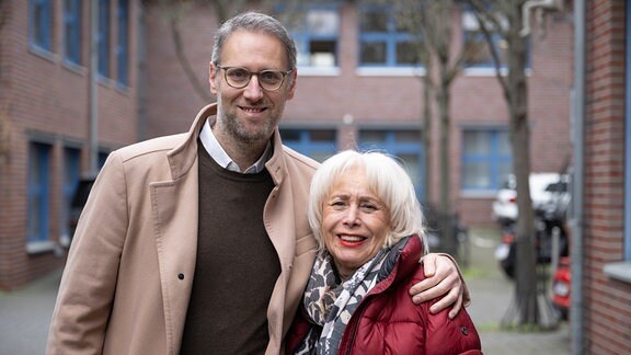Yuval und Esther Rozenberg, erwachsener Sohn mit seiner Mutter