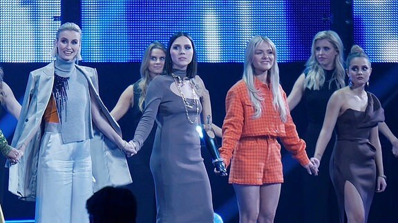 Gina, eine Protagonistin der Serie "Cyborgs of Instagram", steht gemeinsam mit anderen Kandidatinnen auf der Bühne bei Miss Germany.