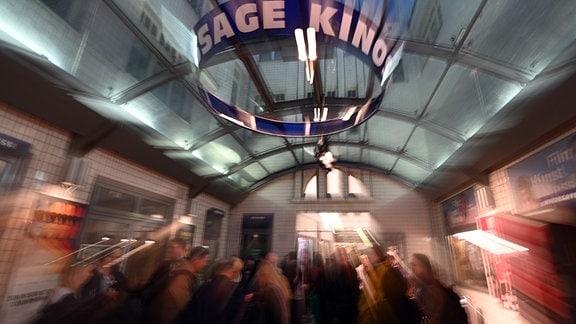 Menschenmenge im Foyer der Passage Kinos in Leipzig
